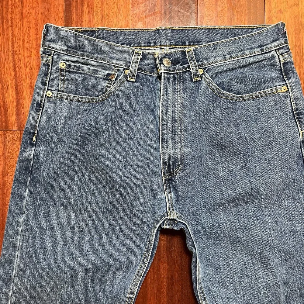 Levis Jeans Mens 34x30 Blue Medium Wash 100% Cotton Regular Fit TRUE TO SIZE EUC